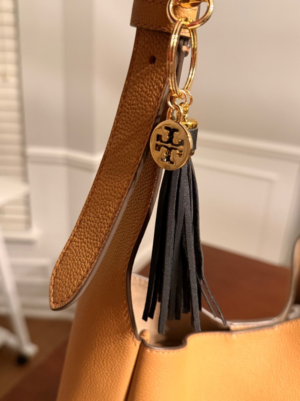 LAST ONE! 🚨 NEW. Bag charm or keychain with Tory Burch medallion + gift wrap - Picture 6 of 16